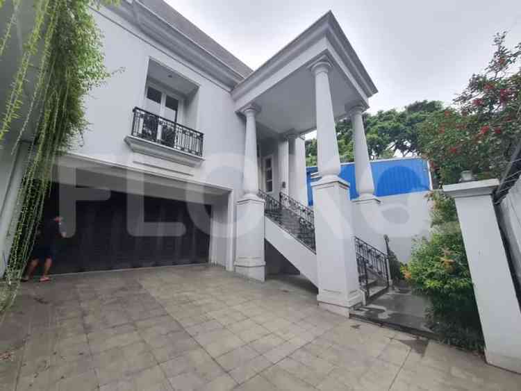 Disewakan Rumah 4 BR, Luas 450 m2 di Senayan 1