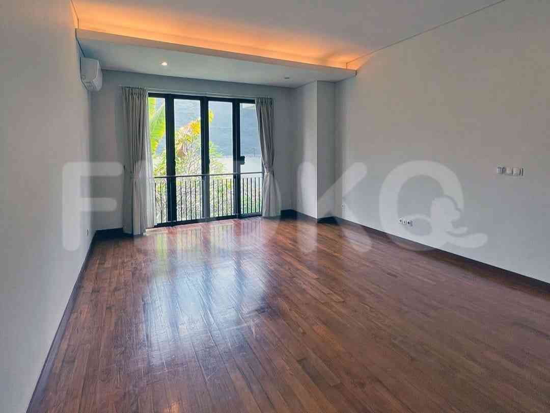 Disewakan Rumah 4 BR, Luas 470 m2 di Kemang 5