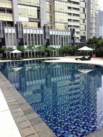 swimming pool the grove apartment