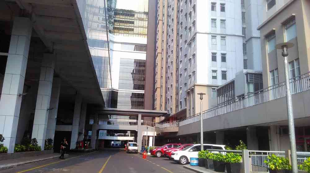 Tempat parkir Green Bay Pluit Apartemen