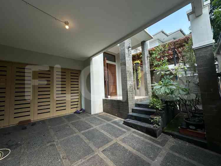 Disewakan Rumah 4 BR, Luas 400 m2 di Senayan 1