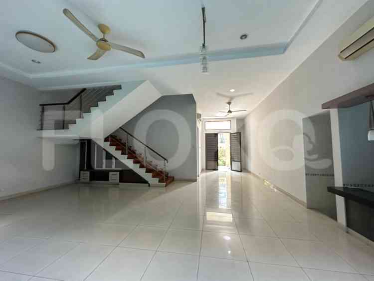 Disewakan Rumah 4 BR, Luas 400 m2 di Senayan 2