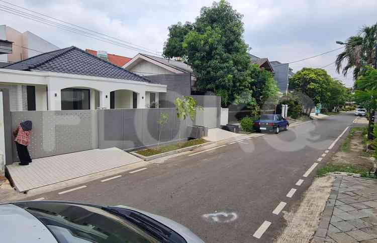 Dijual Rumah 3 BR, Luas 200 m2 di Elok II, Cipinang 2