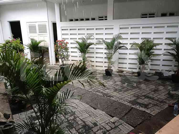 Disewakan Rumah 6 BR, Luas 450 m2 di M. Yamin, Menteng 2