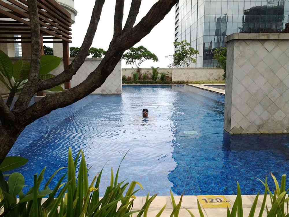 Kolam renang Kuningan Place Apartemen