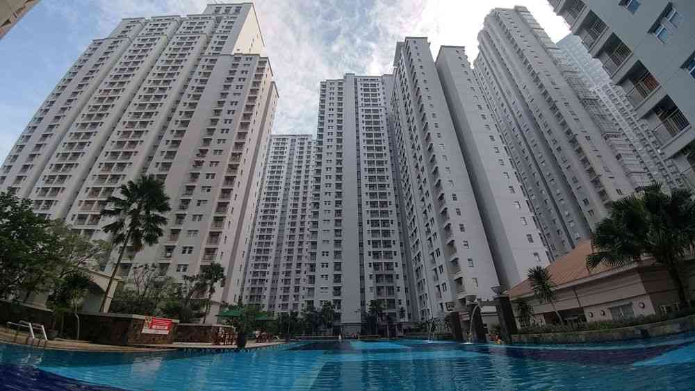 kolam renang Mediterania Garden Residence 1