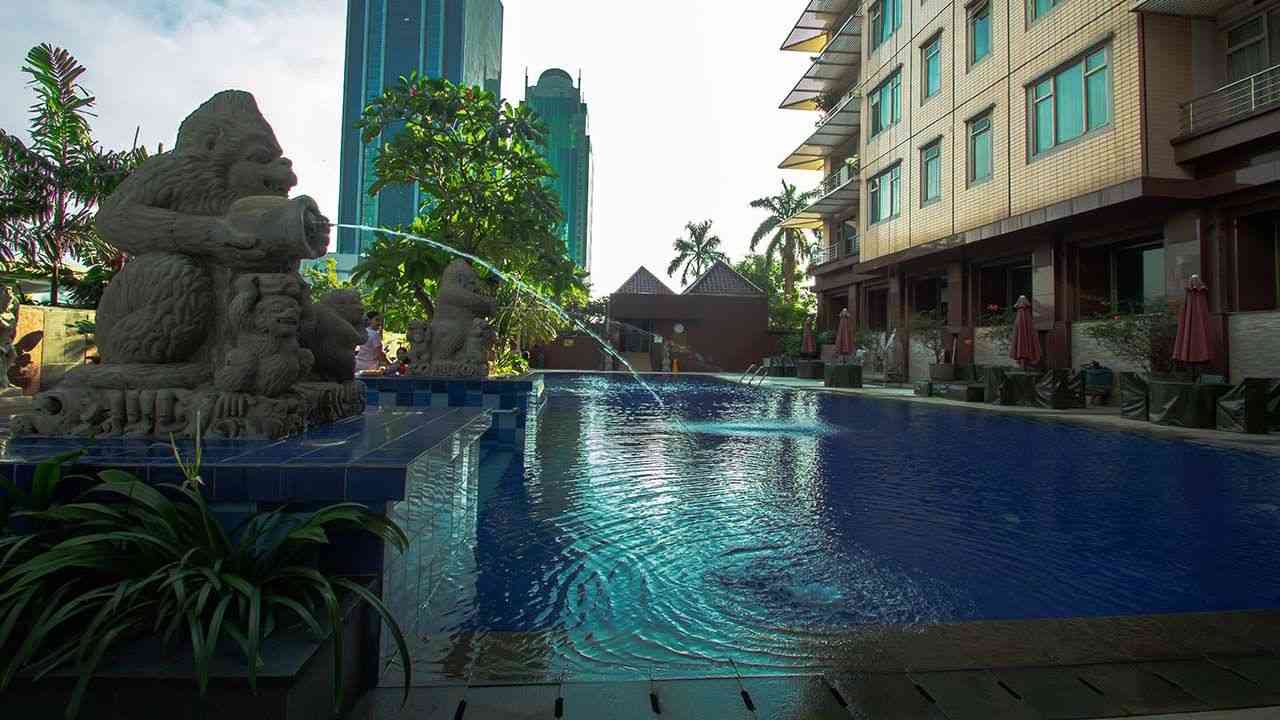 Kolam renang Istana Sahid Apartemen