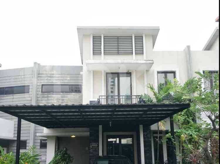 Disewakan Rumah 3 BR, Luas 300 m2 di Cosmo Park, Thamrin 1