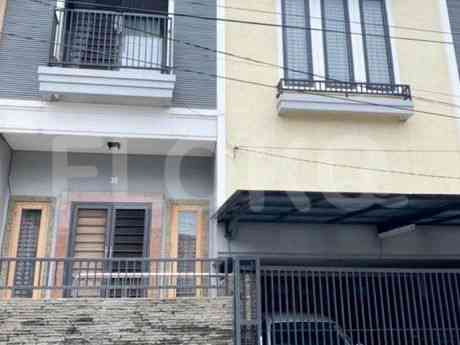 Disewakan Rumah 6 BR, Luas 410 m2 di Jelambar , Grogol 1