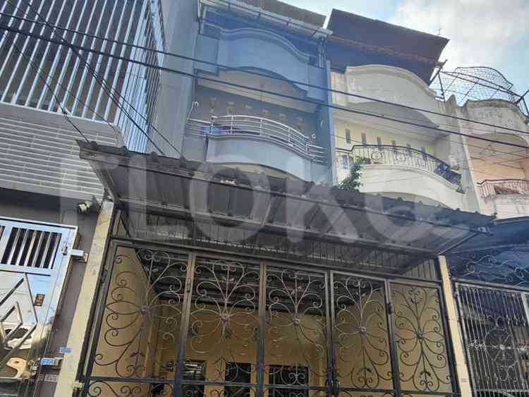 270 sqm, 4 BR house for rent in Jelambar, Grogol 1